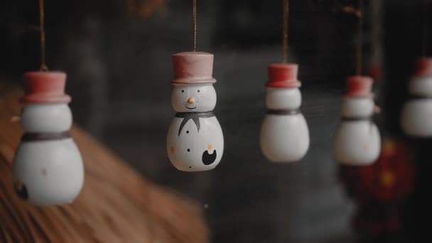 Kleine Witte Kerst Speelgoed Sneeuwpoppen Hangen Aan Een Draad Achter — Stockvideo