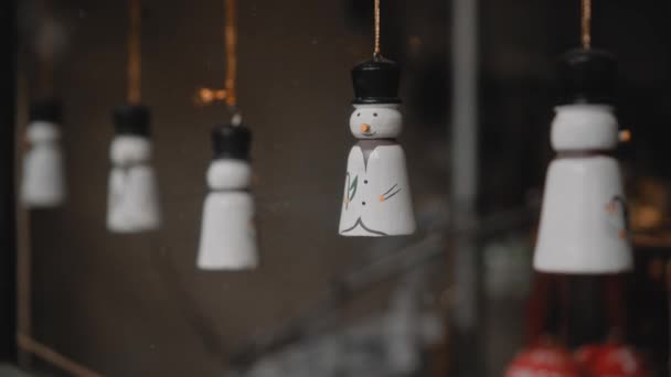 Pequeños Juguetes Blancos Navidad Muñecos Nieve Cuelgan Hilo Detrás Del — Vídeo de stock