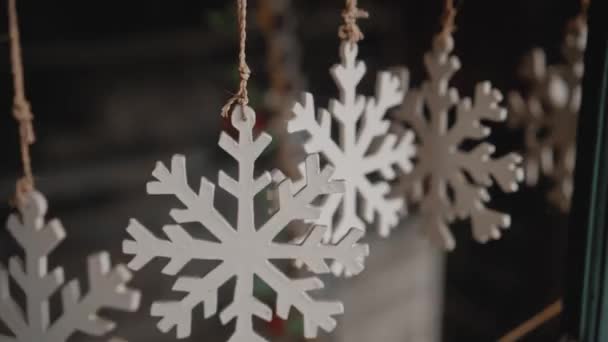 Pequenas Jóias Brancas Natal Floco Neve Pendurado Fio Atrás Vidro — Vídeo de Stock