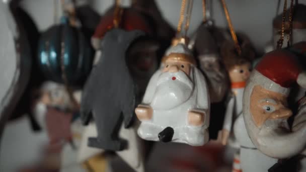 Kleine Kerst Houten Speelgoed Van Kerstman Opknoping Het Huis — Stockvideo