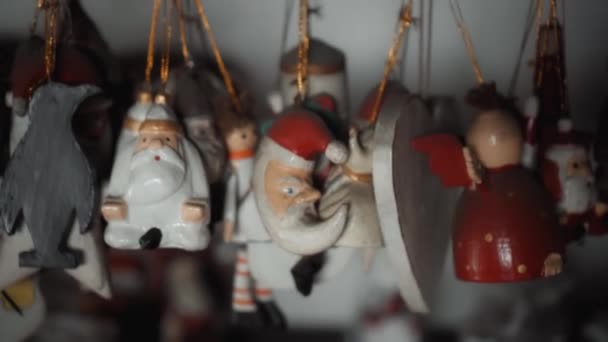 Viele Kleine Weihnachtsspielzeuge Hängen Faden Haus — Stockvideo