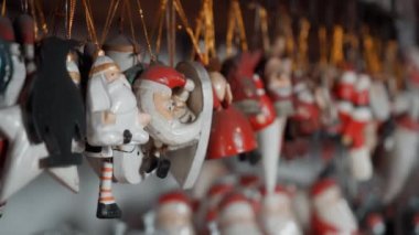 Evde bir sürü farklı Noel oyuncağı asılı duruyor.