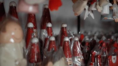 Noel Baba 'nın küçük tahta oyuncakları plastik ambalajla evde oturuyor.
