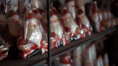 Noel Baba 'nın küçük tahta oyuncakları plastik ambalajla evde oturuyor.