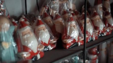 Noel Baba 'nın küçük tahta oyuncakları plastik ambalajla evde oturuyor.