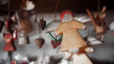 Küçük Noel ağacı evde asılı melek oyuncaklarını renklendirir.
