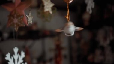 Noel Baba 'nın küçük tahta oyuncakları evde paraşütçü gibi asılı duruyor ve dönüyor.