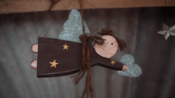 Kecil Natal Mainan Berwarna Malaikat Kayu Tergantung Rumah — Stok Video
