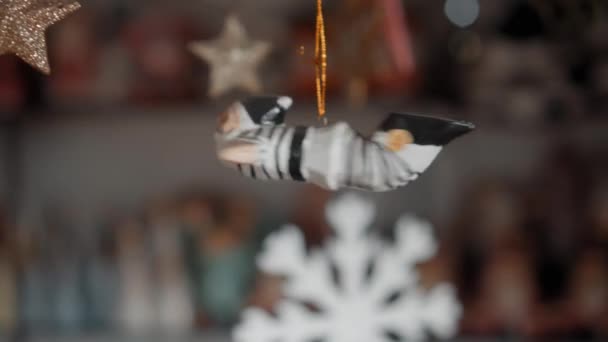 Weihnachtliches Holzspielzeug Von Weihnachtsmann Hängt Und Dreht Sich Wie Ein — Stockvideo
