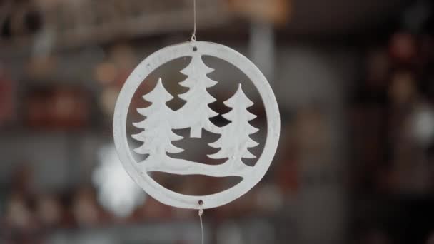 Kleine Witte Kerstspeelgoed Kerstbomen Hangen Aan Een Draad Het Huis — Stockvideo