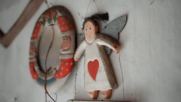 家の中にぶら下がっている天使の小さなクリスマスの木製のぬり絵のおもちゃ — ストック動画