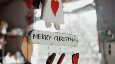 Küçük Noel ağacı evde asılı melek oyuncaklarını renklendirir.