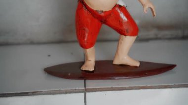 Noel Baba 'nın küçük tahta oyuncakları evdeki sörf tahtasının üzerinde kalır.