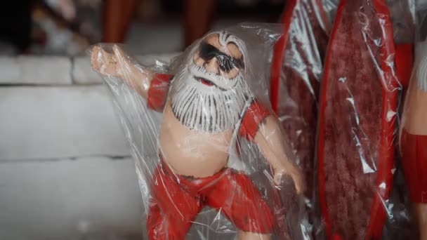Kleine Kerst Houten Speelgoed Van Kerstman Verblijf Een Surfplank Het — Stockvideo