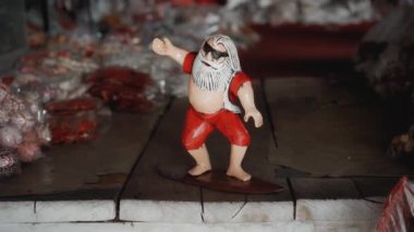 Noel Baba 'nın küçük tahta oyuncakları evdeki sörf tahtasının üzerinde kalır.