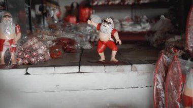 Noel Baba 'nın küçük tahta oyuncakları evdeki sörf tahtasının üzerinde kalır.