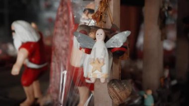 Küçük Noel ağacı kömürleri evde asılı melek oyuncakları