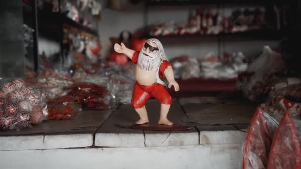 Pequeños Juguetes Madera Navidad Santa Claus Estancia Una Tabla Surf — Vídeos de Stock