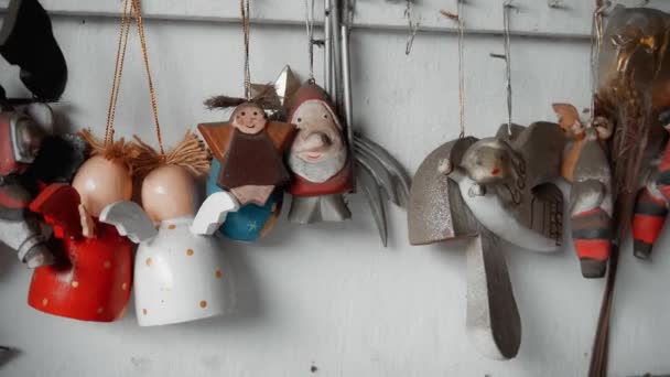 家の中の糸にかかってるクリスマスのおもちゃ — ストック動画