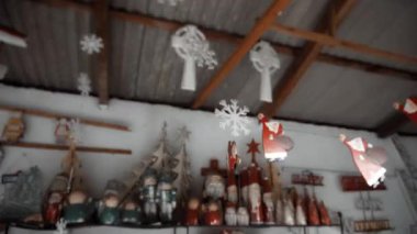 Noel Baba 'nın küçük tahta oyuncakları evde asılı.