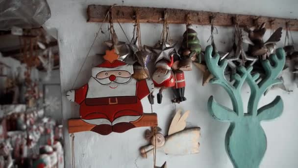 Kleine Kerst Houten Speelgoed Van Kerstman Opknoping Het Huis — Stockvideo