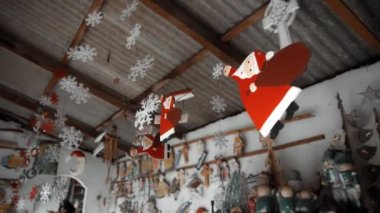 Noel Baba 'nın küçük tahta oyuncakları evde asılı.