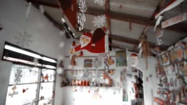 Kleine Kerst Houten Speelgoed Van Kerstman Opknoping Het Huis — Stockvideo