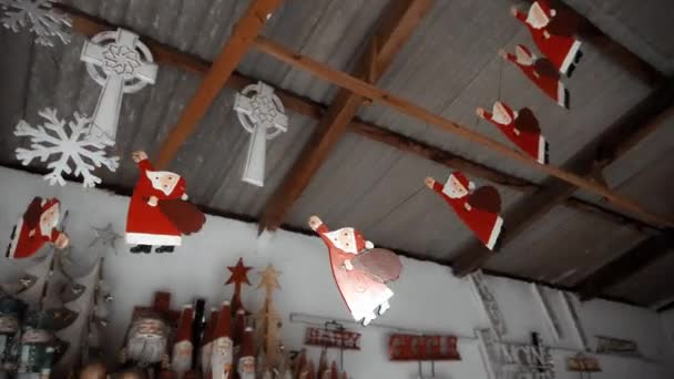 Pequeños Juguetes Madera Navidad Santa Claus Colgando Casa — Vídeos de Stock
