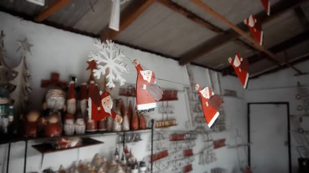 Weihnachtliches Holzspielzeug Von Weihnachtsmann Hängt Haus — Stockvideo