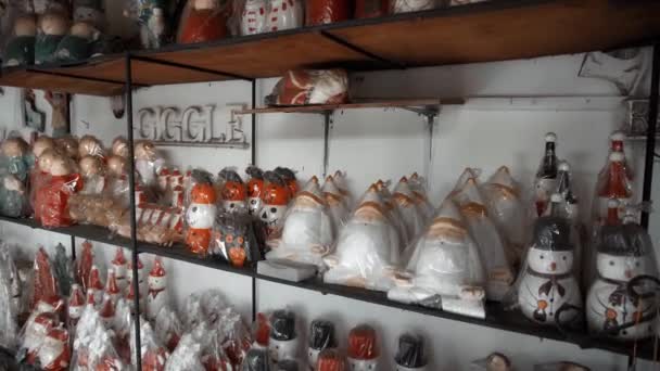 Pequenos Brinquedos Madeira Natal Papai Noel Senta Casa Embalagens Plásticas — Vídeo de Stock
