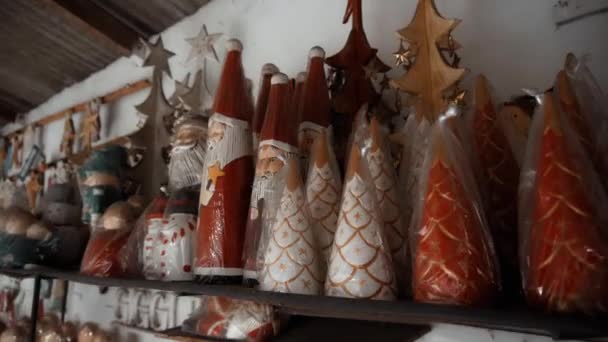 Kleine Kerst Houten Speelgoed Van Kerstman Zit Het Huis Plastic — Stockvideo