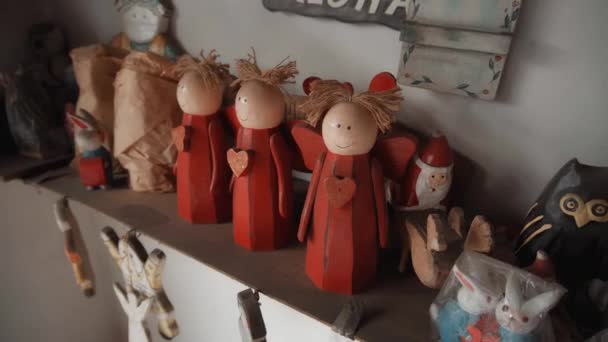 Petits Jouets Colorisés Bois Noël Ange Debout Dans Maison — Video