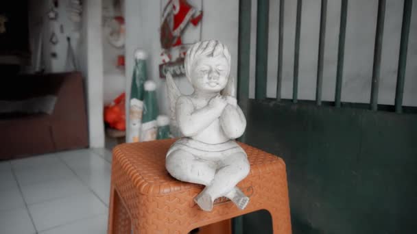 Kleines Weißes Weihnachtsspielzeug Aus Holz Färbt Engel Auf Einem Stuhl — Stockvideo