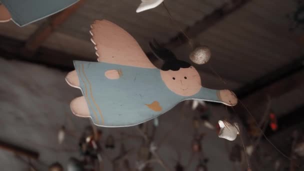 Kleine Weihnachts Holzkohlebergwerke Spielzeug Von Engel Hängen Haus — Stockvideo