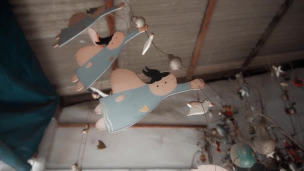 Kecil Natal Mainan Collieries Malaikat Tergantung Rumah — Stok Video