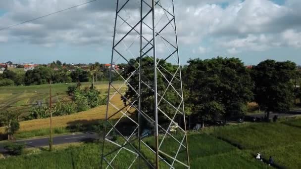 Vista Aérea Drone Uma Torre Transmissão Elétrica Recém Construída Campo — Vídeo de Stock