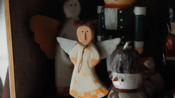 Маленькие Рождественские Деревянные Колоритные Игрушки Ангела Стоящие Доме — стоковое фото