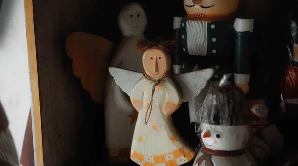 Маленькие Рождественские Деревянные Колоритные Игрушки Ангела Стоящие Доме — стоковое фото