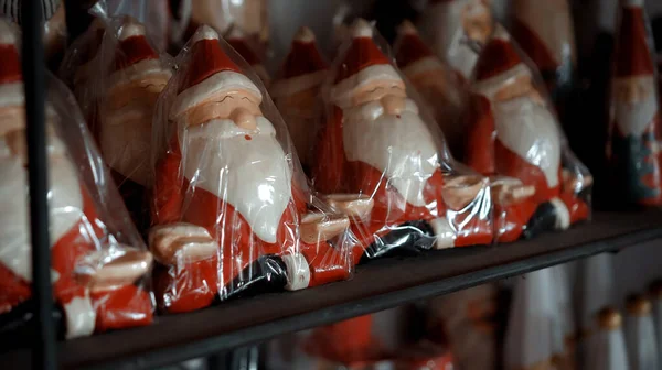 Маленькие Рождественские Деревянные Игрушки Санта Клауса Сидит Доме Пластиковой Упаковке — стоковое фото