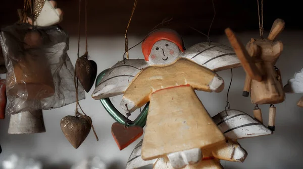 Маленькие Рождественские Деревянные Колоритные Игрушки Ангела Висят Доме — стоковое фото