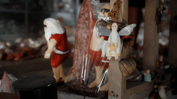 Küçük Noel Ahşap Renkli Oyuncaklar Evde Asılı Melek Oyuncakları — Stok fotoğraf