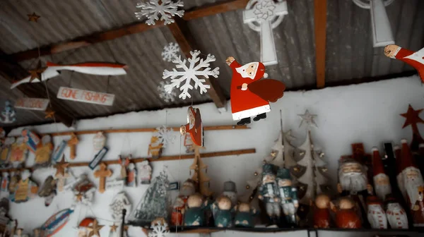 Маленькие Рождественские Деревянные Игрушки Санта Клауса Висят Доме — стоковое фото