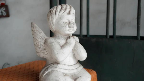 Pequeno Natal Madeira Branca Colorizar Brinquedo Anjo Senta Uma Cadeira — Fotografia de Stock