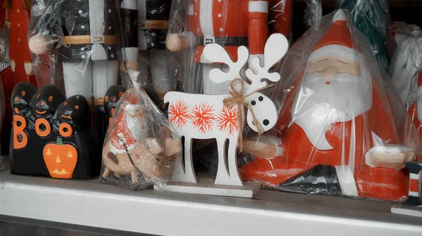 Маленькие Деревянные Рождественские Игрушки Олени Ангелы Остаются Доме — стоковое фото