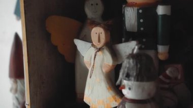 Küçük Noel ağacı evin içinde duran melek oyuncaklarını renklendirir.