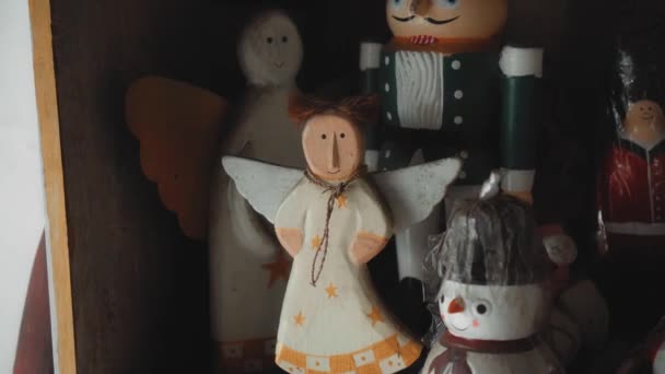 Маленькие Рождественские Деревянные Раскрашивают Игрушки Ангелов Стоящих Доме — стоковое видео