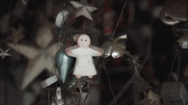 Küçük Noel Ağacı Evde Asılı Melek Oyuncaklarını Renklendirir — Stok video