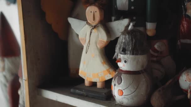 家の中に立つ天使の小さなクリスマスの木製のぬいぐるみ — ストック動画