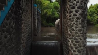 Endonezya 'daki pirinç tarlaları için eski bir su barajının insansız hava aracı videosu.