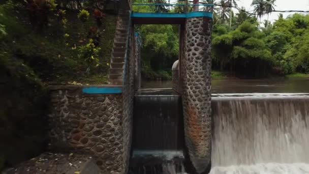 インドネシアの水田の水供給のための古いダムのドローンからのビデオ — ストック動画